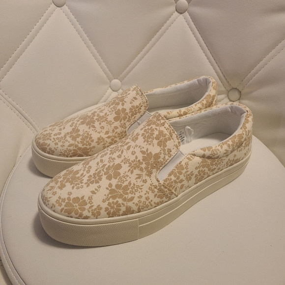 American Eagle Slip on Shoes - Picture 2 of 2